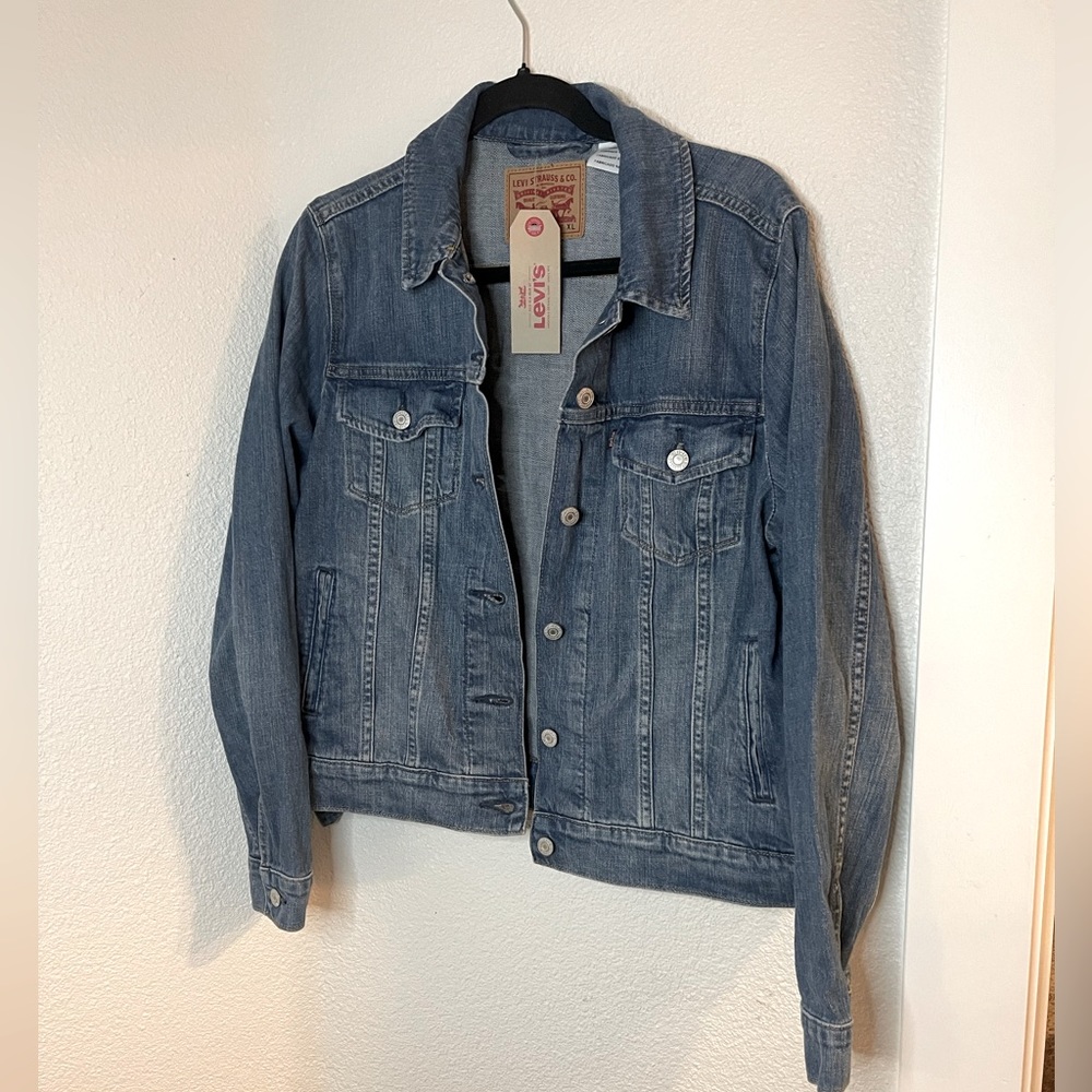 Levi’s Jean Jacket Size XL Rose design NWT